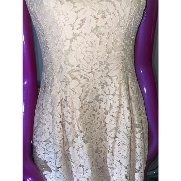 Vince Camuto Dresses & Skirts - Vince Cumuto lace dress with pockets